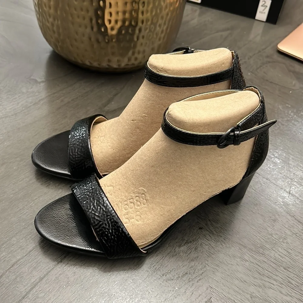 NATURALIZER Vera Ankle Strap Sandals